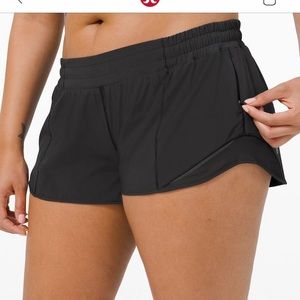 Women’s lululemon low rise hotty hot 2.5 in short
